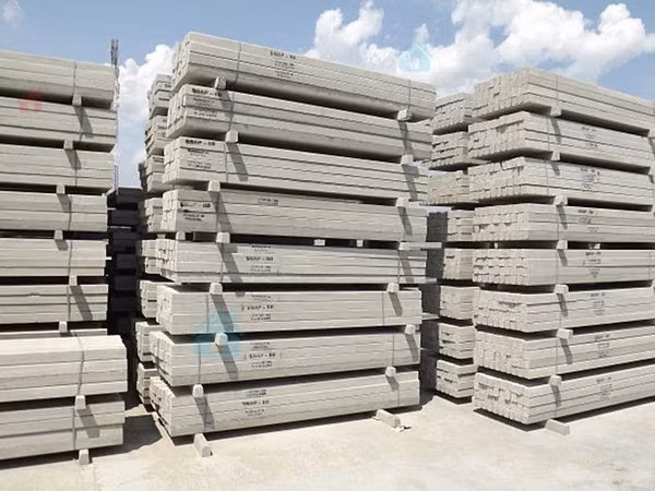 Stâlpi pretensionați de beton pentru gard. Lungimea 2.40m