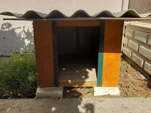 Taxta it evi - Material: möhkəm taxta korpus, yanları boyalı; üst