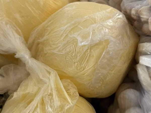 Домашние молочные продукты - Молоко цельное в пластиковых бутылках с