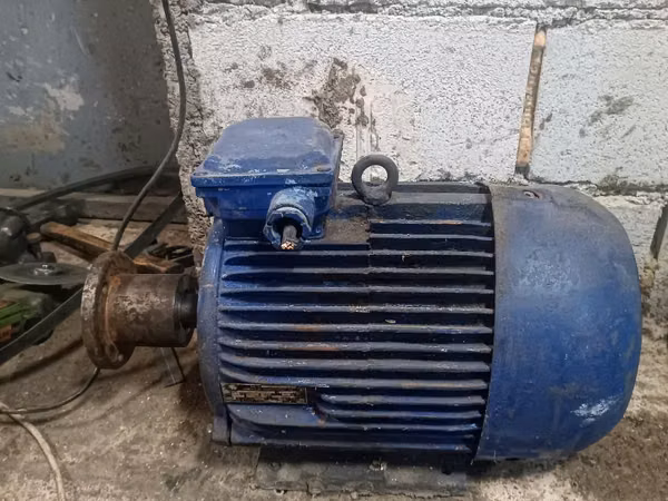 Motor electric 7,5kw 960rotatii. Электромотор 7,5kw 960об/мин