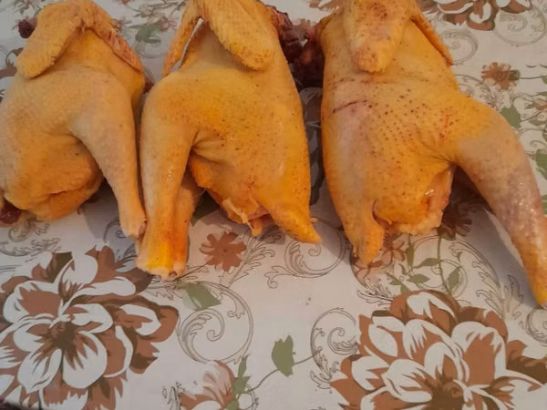 Vindem carne de pasăre